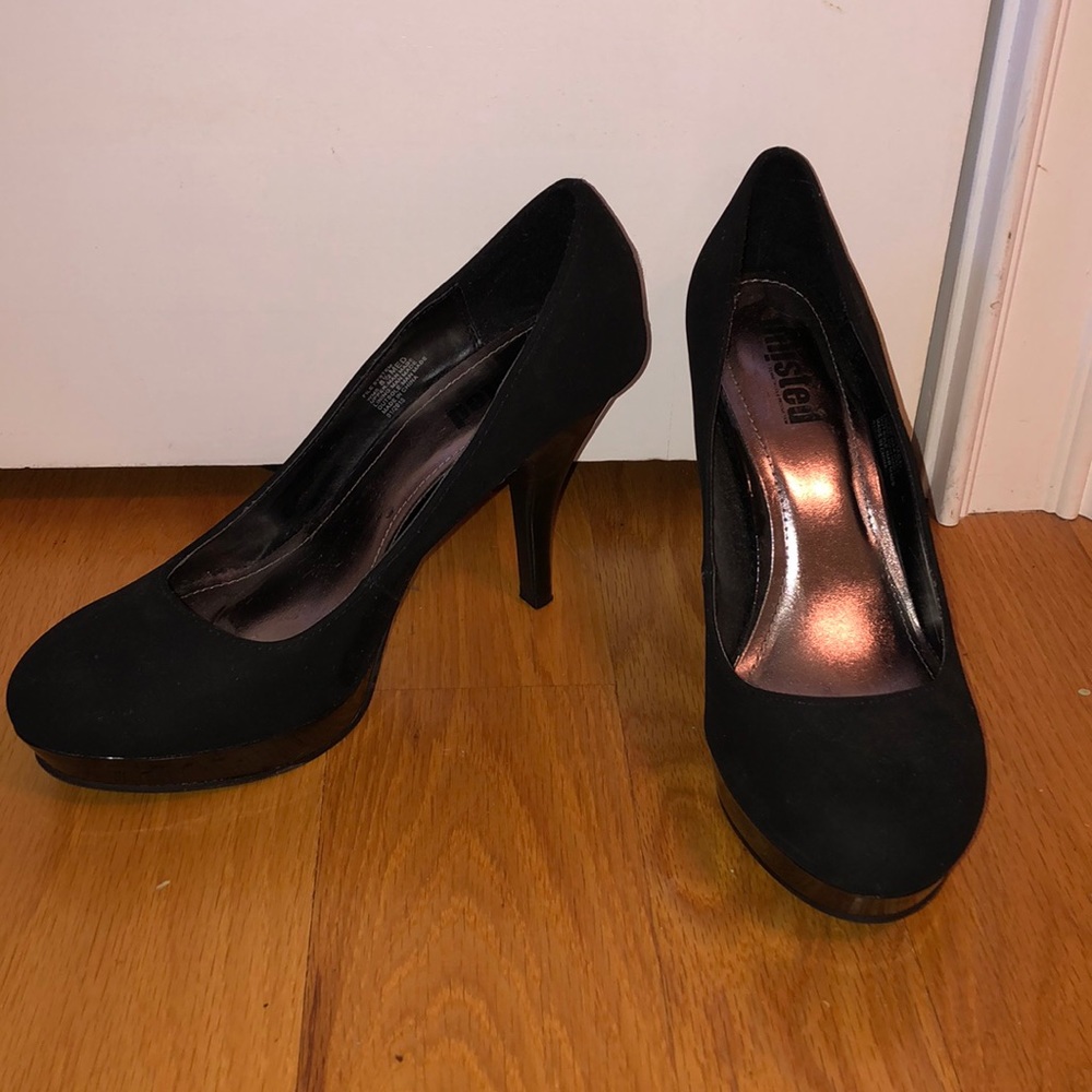 Black pumps